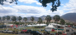 Tendas em um campo aberto.