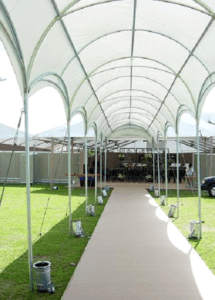 Tenda transparente criando um caminho até outra estrutura de tenda.