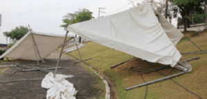 Tenda branca quebrada.