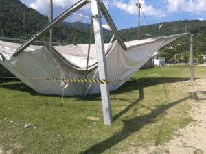 Tenda quebrada no campo