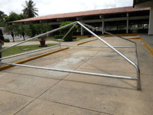 Estrutura de metal de uma tenda
