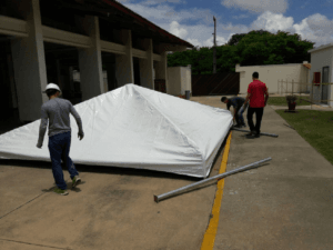 Montagem da estrutura de uma tenda branca