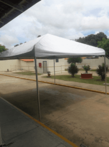 Estrutura de tenda branca montada