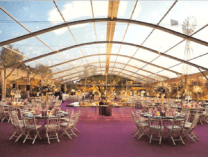 Festa coberta por uma tenda transparente