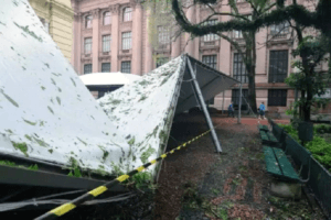 Tenda branca quebrada