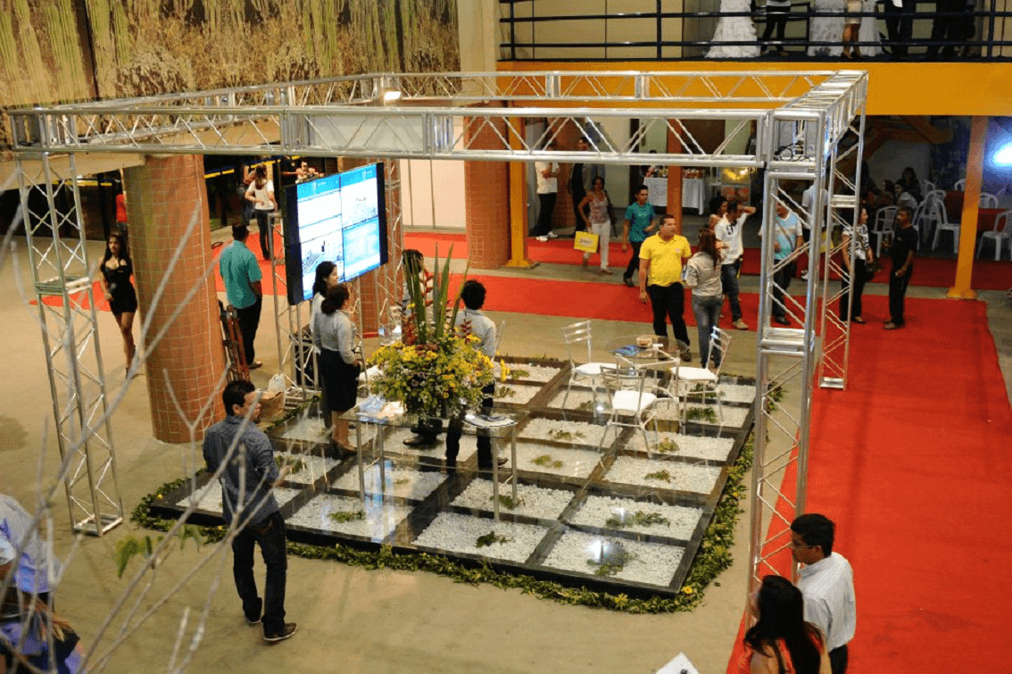 Estrutra de aluminio formando um mini palco em evento.
