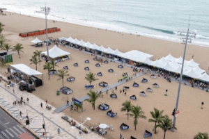 Conjunto de tendas na praia para realização de show.